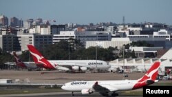 Pesawat dari maskapai Qantas terlihat berada di Bandara Internasional Kingsford Smith di Sydney, Australia, pada 18 Maret 2020. (Foto: Reuters/Loren Elliot)