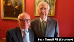 NLD အစိုးရရဲ့ စီးပွားရေးအကြံပေး Sean Turnell က ရီပတ်ဘလစ်ကင် အထက်လွှတ်တော်အမတ် Mitch McConnell နဲ့ တွေ့ဆုံ။ (Courtesy : Sean Turnell FB)