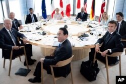 Sejumlah kepala negara menghadiri pertemuan dalam KTT G7 di Hiroshima, Jepang barat, Jumat, 19 Mei 2023. (Foto: via AP)