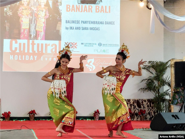 Ika dan Sara dari Komunitas Banjar Bali sedang membawakan tarian Panyembrama. (Foto: VOA/Ariono Arifin)