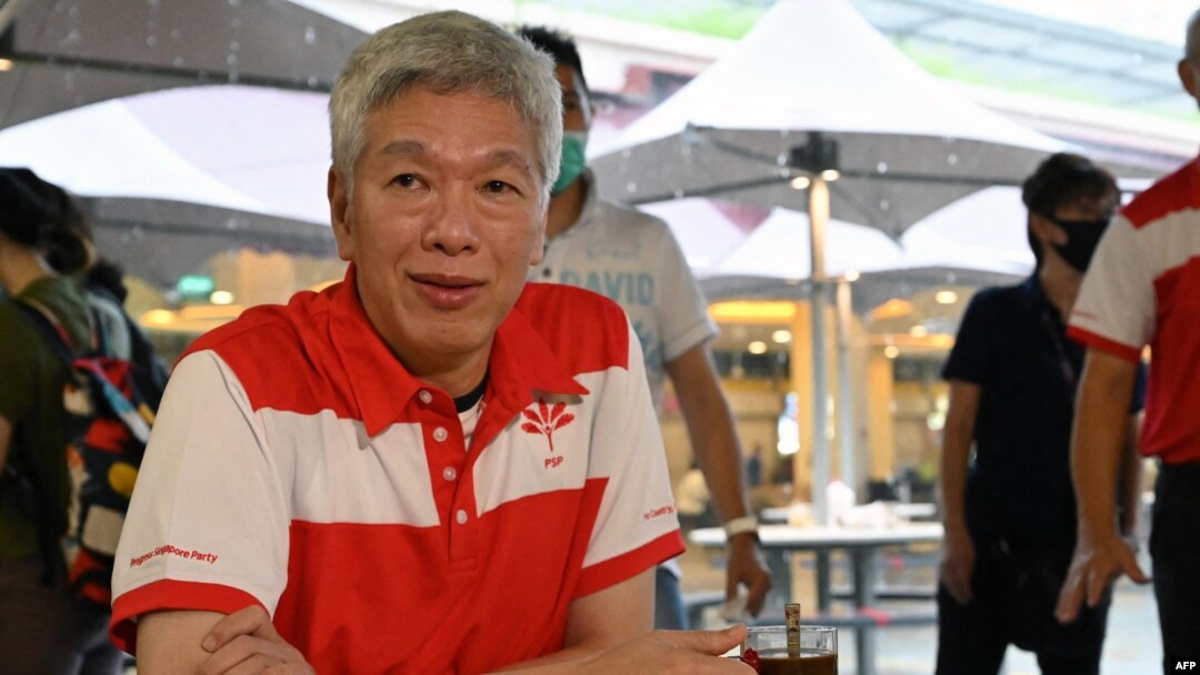 Lee Hsien Yang, saudara laki-laki Perdana Menteri Singapura Lee Hsien Loong, duduk sambil minum kopi di sebuah acara di Pasar Tiong Bahru, Singapura, 24 Juni 2020. (ROSLAN RAHMAN/AFP)