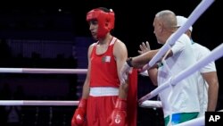 Alžirka Imane Khelif priprema se za borbu protiv Italijanke Angele Carini u kvalifikacijskom bokserskom meču za žene do 66 kg na Ljetnim olimpijskim igrama 2024., 1. avgusta 2024. u Parizu.