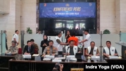 Direktorat Tindak Pidana Siber Bareskrim Polri menggelar konferensi pers yang mengungkapkan kasus peretasan kartu kredit di Jepang yang dilakukan oleh dua orang tersangka berasal dari Indonesia pada Selasa (8/8) di Mabes Polri, Jakarta. (VOA/Indra Yoga)