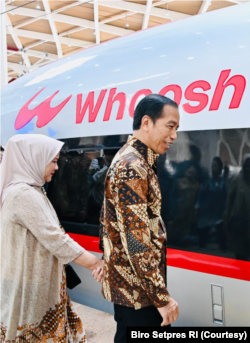 Presiden Joko Widodo dan Ibu Negara Iriana memasuki kereta cepat pertama di Asia Tenggara yang dinamakan “Whoosh”. (Foto: Courtesy/Biro Setpres)