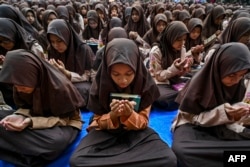 Siswa SMP Islam mengikuti pembacaan Al-Qur'an di Banda Aceh, 20 Oktober 2023. (Foto: AFP)