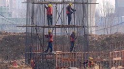 资料照：中国河北雄安一处建筑工地的工人在施工（2024年3月14日）