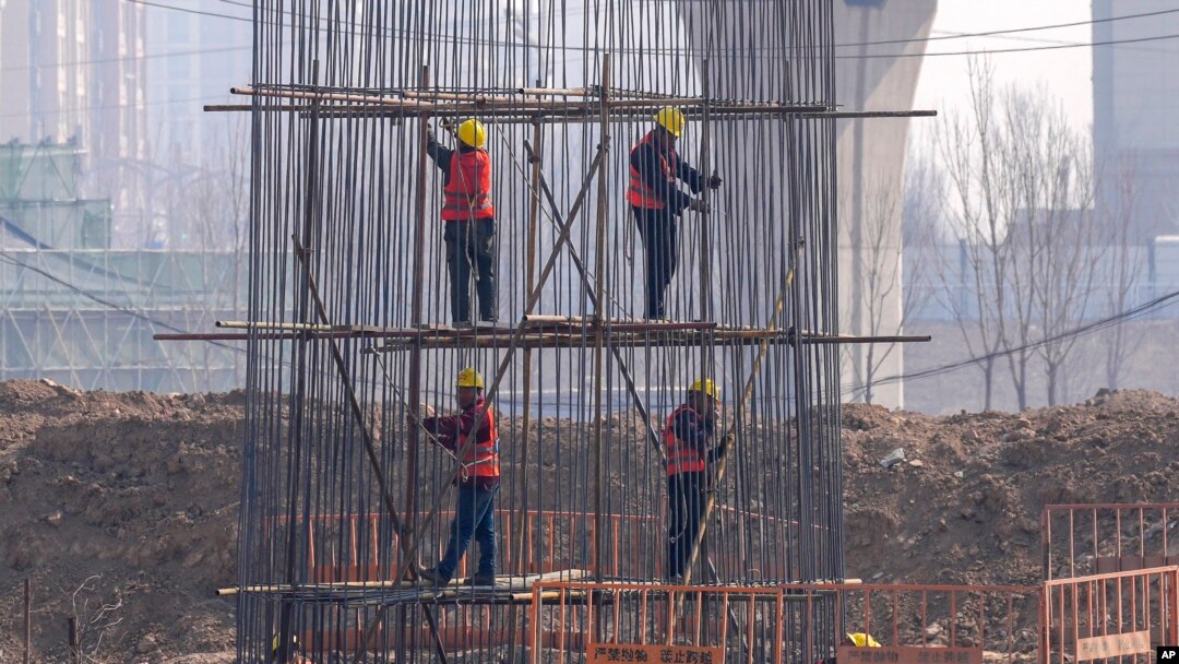 资料照：中国河北雄安一处建筑工地的工人在施工。（2024年3月14日）
