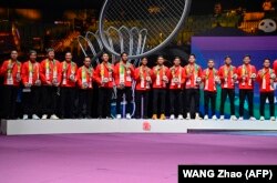 Tim Indonesia berpose di podium usai laga final putra melawan China pada turnamen bulu tangkis Piala Thomas dan Uber di Chengdu, 5 Mei 2024. (Foto: WANG Zhao/AFP)