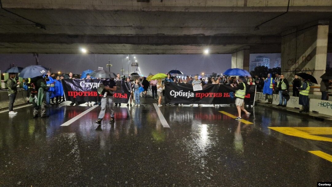Građani blokiraju autoput ispod Mostarske petlje, na izlazu na most Gazela, tokom 14. protesta Srbija protiv nasilja, po jakoj kiši i nakon velikog nevremena, 5. avgusta 2023, u Beogradu (Foto: FoNet)