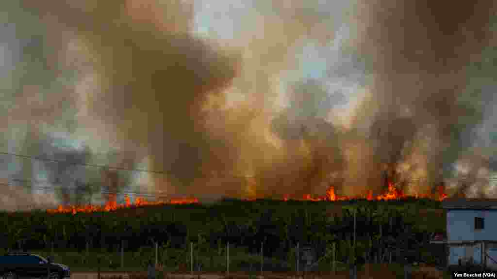 A seca prolongada na Amazónia favoreceu a propagação de incêndios florestais, afectando áreas urbanas e florestais em torno de Manaus, 3 de outubro de 2023.