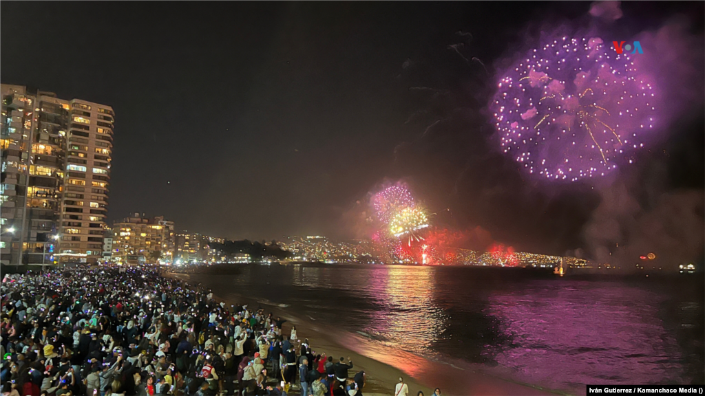 Miles de chilenos presencian los fuegos artificiales de Viña del Mar y Valparaíso el 1 de enero de 2024. 