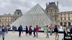 The Louvre museum counts among many Paris spaces that are heavy on heat-absorbing materials. (Lisa Bryant/VOA)