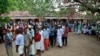 صفوف رای‌دهندگان در یک مرکز رای‌دهی در هند