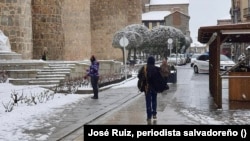Postal de José Ruiz, periodista salvadoreño refugiado en España desde 2015.