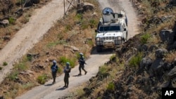 Pasukan penjaga perdamaian PBB (UNIFIL) terlihat di sepanjang sisi perbatasan Lebanon dengan Israel, dilihat dari Israel (foto: dok). 