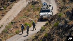 Pasukan penjaga perdamaian PBB (UNIFIL) terlihat di sepanjang sisi perbatasan Lebanon dengan Israel, dilihat dari Israel (foto: dok). 