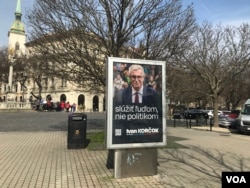 2024年斯洛伐克总统选举主要候选人科尔乔克的宣传海报，布拉迪斯拉发市中心 (美国之音 杨乐天)