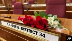 Ruže na mestu na kom je sedeo senator Dag Larsen, u Kapitolu države Severna Dakota, 2. oktobra 2023.