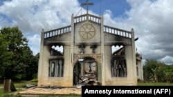一座被军方用埋地雷炸毁并烧毁后的缅甸基督教教堂
