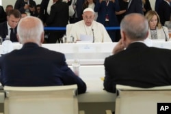 罗马天主教教宗方济各参加七国集团意大利峰会有关人工智能的会议。(2024年6月14日)