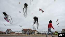 Festival Layang-Layang dan Angin Internasional edisi ke-29 di Chatelaillon-Plage, barat daya Prancis, 10 April 2023, sebagai ilustrasi. (Foto: AFP)