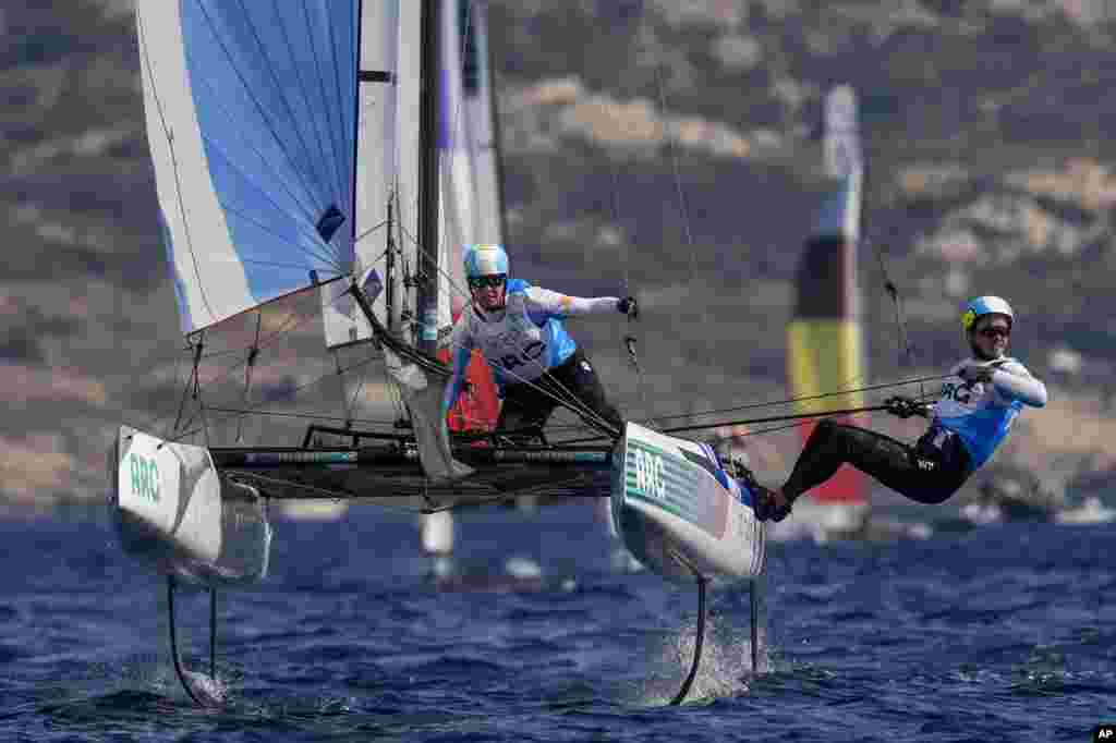 Eugenia Bosco dan Mateo Majdalani dari Argentina berlomba dalam cabang layar nomor multihull campuran Nacra 17 selama Olimpiade Musim Panas 2024 di kota Marseille, Prancis. (AP)&nbsp;