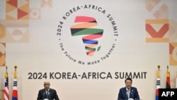 O Presidente da Mauritânia, Mohamed Ould Ghazouani (à esquerda), presidente da União Africana, e o Presidente da Coreia do Sul, Yoon Suk Yeol (à direita), durante a conferência de imprensa conjunta após a Cimeira Coreia-África 2024, em Goyang, a 4 de junho de 2024.