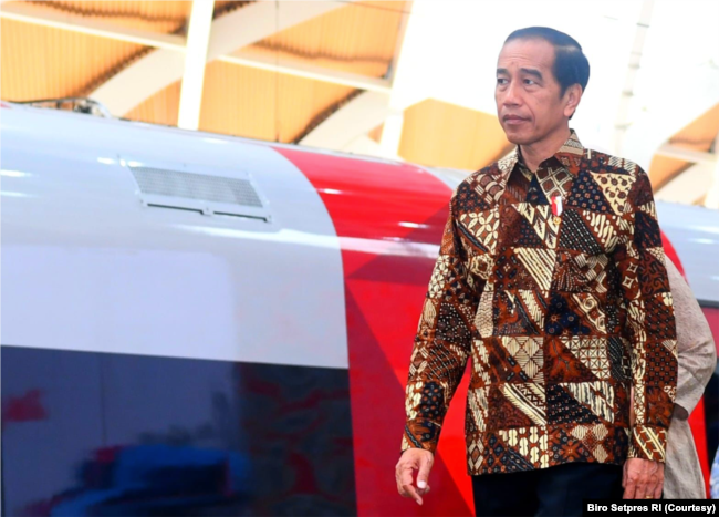 Jokowi mengatakan Kereta Cepat Jakarta-Bandung Whoosh menandai modernisasi transportasi massal yang efisien, ramah lingkungan dan terintegrasi dengan moda transportasi lainnya. (Foto: Courtesy/Biro Setpres)