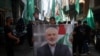 Seorang warga Palestina tampak membawa foto pemimpin Hamas Ismail Haniyeh, yang tewas terbunuh di Iran, dalam aksi mengutuk pembunuhan terhadap Haniyeh di kamp pengungsi Palestina Burj al-Barajneh di Beirut, Lebanon, pada 31 Juli 2024. (Foto: Reuters/Mohamed Azakir)