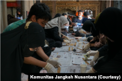 Proses preservasi lontar oleh tim bersama mahasiswa Ilmu Perpustakaan, UIN Sunan Kalijaga Yogyakarta. (Foto: Courtesy/Komunitas Jangkah Nusantara)