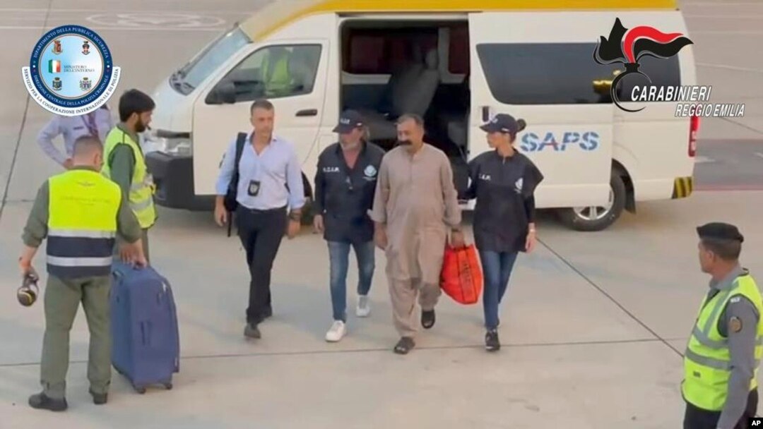 سبیرعباس د اټالیه پولیس په ولقه کې لیدل کېږی