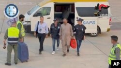 سبیرعباس د اټالیه پولیس په ولقه کې لیدل کېږی