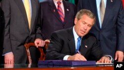 Presidente George W. Bush assina a 27 de Maio de 2003 a lei que destina 15 bilhões de dólares para combate à SIDA