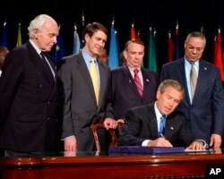 ARCHIVO - El presidente George W. Bush firmó un proyecto de ley mundial contra el SIDA de 15.000 millones de dólares el 27 de mayo de 2003 en Washington. Con Bush, de izquierda a derecha, estaban el representante Tom Lantos, demócrata por California, el senador Bill Frist, republicano por Tennessee, el secretario del HHS, Tommy Thompson, y el secretario de Estado, Colin Powell.