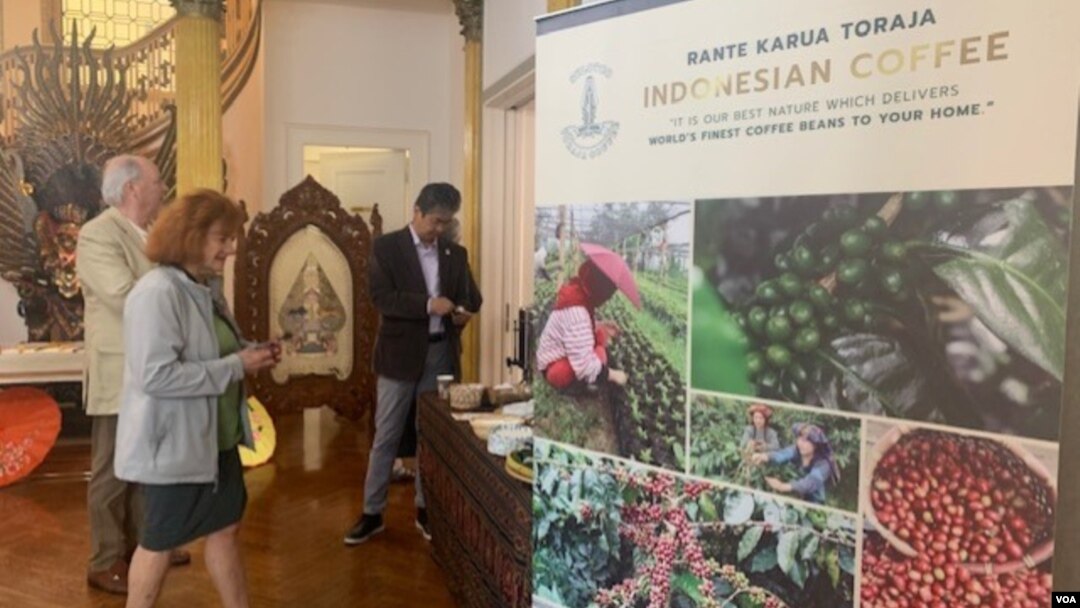 Display produk kopi Toraja pada acara di KJRI San Francisco (VOA/Made Yoni). 
