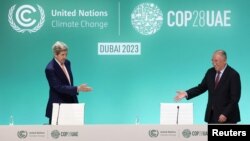 Wajumbe wa hali ya hewa kutoka Marekani John Kerry na Xie Zhenhua kutoka China wakiwa katika mkutano na waandishi wa habari. December 13, 2023. picha na REUTERS/Amr Alfiky