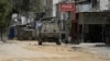 以色列军用车辆在西岸地区努尔沙姆斯（Nur Shams）难民营附近行驶。（2024年4月20日）