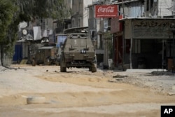 Kendaraan militer Israel melaju selama operasi di kamp pengungsi Nur Shams, dekat kota Tulkarem di Tepi Barat, 20 April 2024. (Foto: AP)