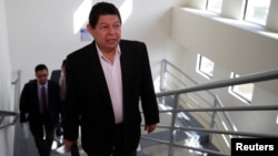 ARCHIVO - El exministro de Seguridad de El Salvador Benito Lara llega a un tribunal de justicia donde políticos y exfuncionarios del gobierno enfrentan juicio por acusaciones de negociaciones ilícitas y fraude electoral en San Salvador, 7 de febrero de 2020. REUTERS/José Cabezas