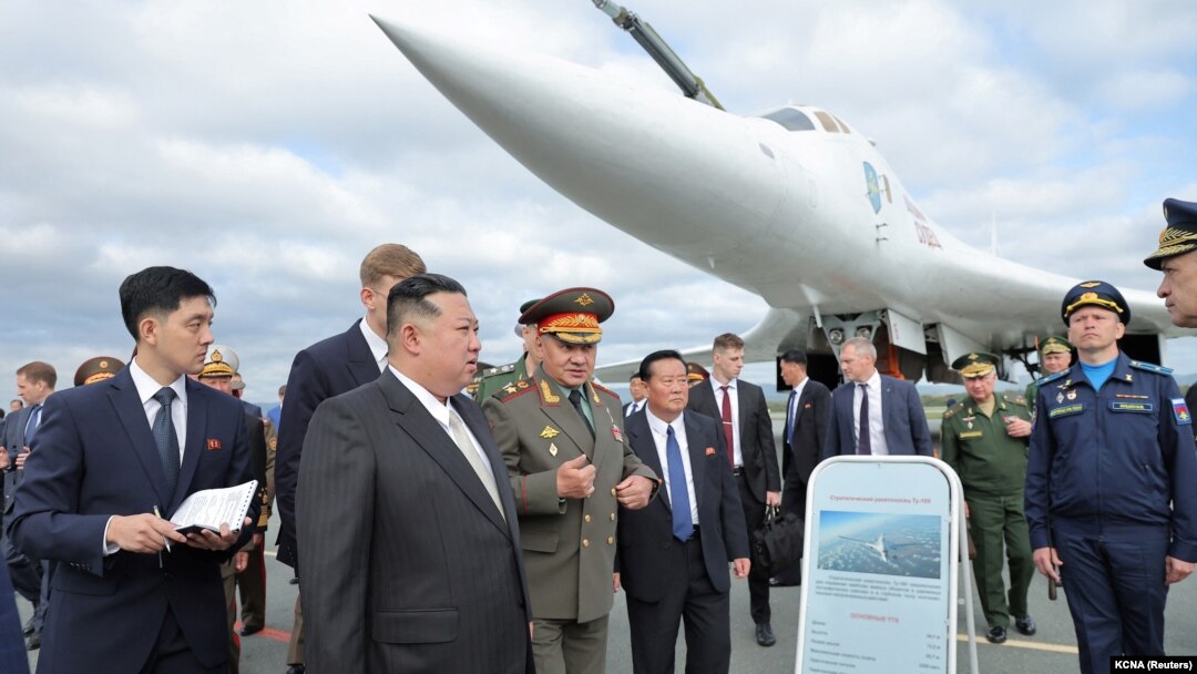 Shimoliy Koreya rahbari Vladivostokda yadroviy bomba bilan ucha oladigan samolyotlarni ko'zdan kechirmoqda, 17-sentabr, 2023