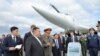 朝鲜领导人金正恩在俄罗斯国防部长绍伊古陪同下参观符拉迪沃斯托克军事基地的核轰炸机。（2023年9月16日）