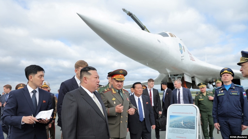 资料图：朝鲜领导人金正恩在时任俄罗斯国防部长绍伊古陪同下参观符拉迪沃斯托克军事基地的核轰炸机。（2023年9月16日）(photo:VOA)