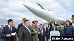 北韓領導人金正恩在俄羅斯國防部長紹伊古陪同下參觀符拉迪沃斯托克軍事基地的核轟炸機。（2023年9月16日）
