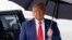 Donald Tramp na aerodromu u Vašingtonu posle pojavljivanja na sudu gde je negirao krivicu za pokušaj poništavanja izbora