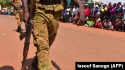 Des soldats burkinabé patrouillent pour assurer les mesures de sécurité lors de la tournée cycliste du Burkina Faso, à Ouahigouya, le 29 octobre 2018.