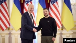 Presidenti Biden duke shtrënguar duart me Presidentin ukrainas Zelensky (Kiev, 20 shkurt 2023)