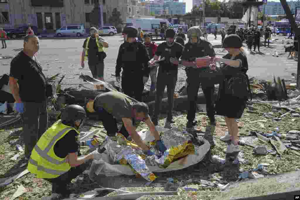 Agentes de la policía inspeccionan el cuerpo de una víctima tras el ataque del 22 de junio en Járkov. (Foto/AP)