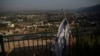 Una bandera israelí cuelga en un área con edificios como telón de fondo en Kiryat Shmona, una ciudad junto a la frontera con el Líbano, en el norte de Israel, el 19 de junio de 2024.
