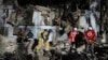 Petugas pemadam kebakaran Layanan Darurat Negara Ukraina memeriksa rumah yang rusak setelah serangan Rusia di Zaporizhzhia, Ukraina, Kamis, 2 Maret 2023. (AP / Kateryna Klochko)