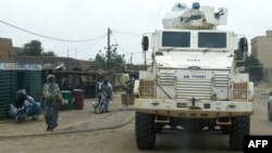 Wanajeshi wa kulinda amani wa Umoja wa Mataifa, MUNISMA wakifanya doria katika mitaa ya Gao, Mashariki mwa Mali Agosti 3, 2018. Picha na SEYLLOU / AFP.